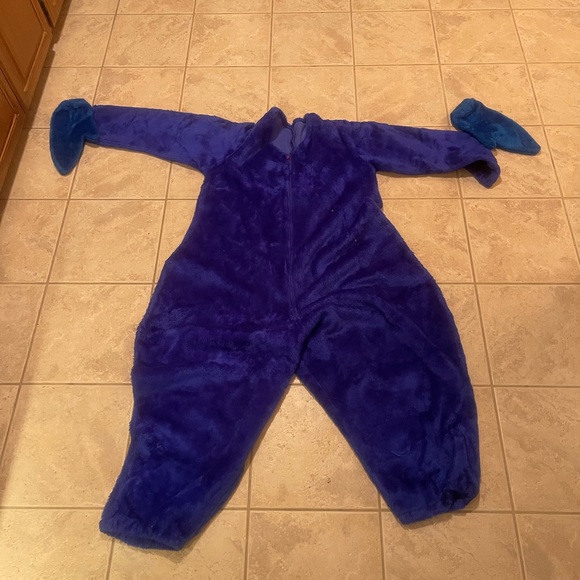 Halloween costumes for the adults and kiddos tons of accessors. Prices vary - Picture 9 of 17